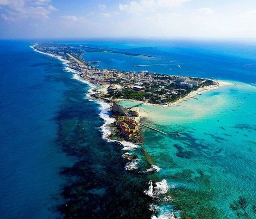 Bãi biển Playa Norte ở Isla Mujeres, Mexico, thu hút đông du khách nhờ có nước trong và ấm cũng như bãi biển nông.