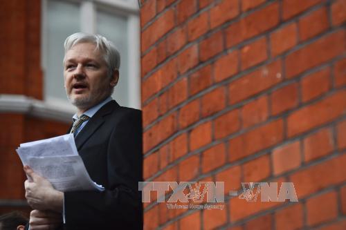 Ông Julian Assange phát biểu với báo giới tại Đại sứ quán Ecuador ở London, Anh ngày 5/1.