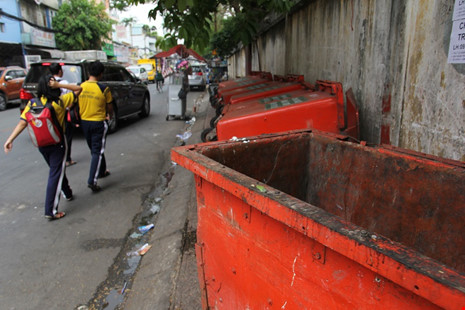 Xe rác tập kết trên vỉa hè, học sinh buộc phải đi dưới lòng đường Lê Bình (quận Tân Bình).