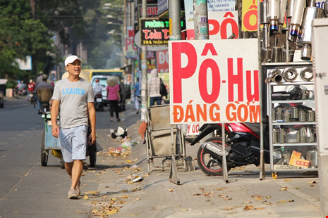 Đường Trần Phú (quận 5) người đi bộ cũng không còn vỉa hè cho người đi bộ.