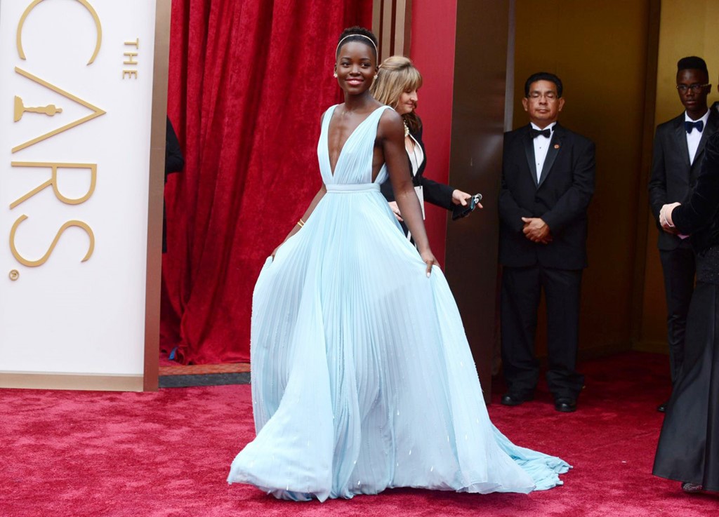 Kể từ khoảnh khắc Lupita Nyong'o xuất hiện trên thảm đỏ Oscar 2014 trong bộ đầm Prada xanh mát và ngọt ngào, cô liên tục góp mặt trong các bảng xếp hạng những mỹ nhân mặc đẹp nhất thảm đỏ. Đây cũng là năm diễn viên da màu nhận tượng vàng ở hạng mục Nữ diễn viên phụ xuất sắc với 12 Years A Slave. 