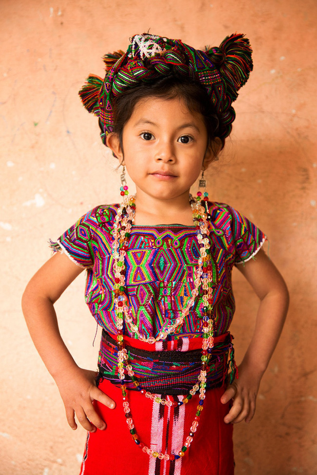 Bé gái người Maya nhánh Ixil 
