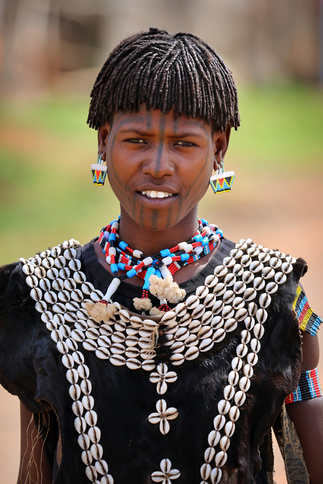 Một bé gái của bộ lạc Tsemey