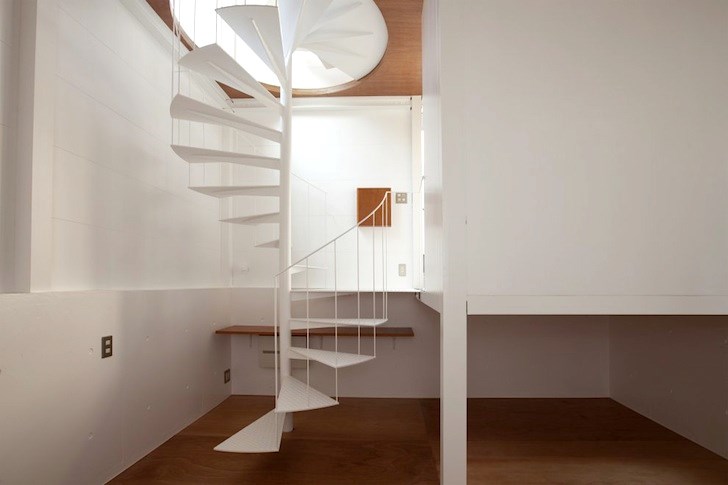 Nội thất độc đáo nhất bên trong ngôi nhà 1,2 mét vuông này là cầu thang xoắn ốc giữa nhà. Ảnh: Inhabitat.