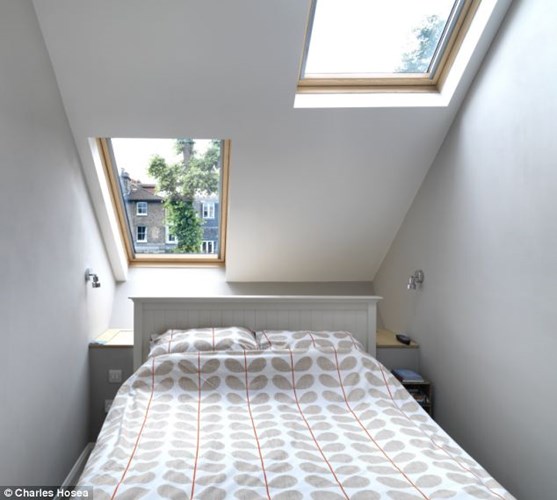 Vì nhà chật nên chủ nhà sáng tạo lấy ánh sáng cho phòng ngủ bằng mái dốc. Ảnh: Dailymail.
