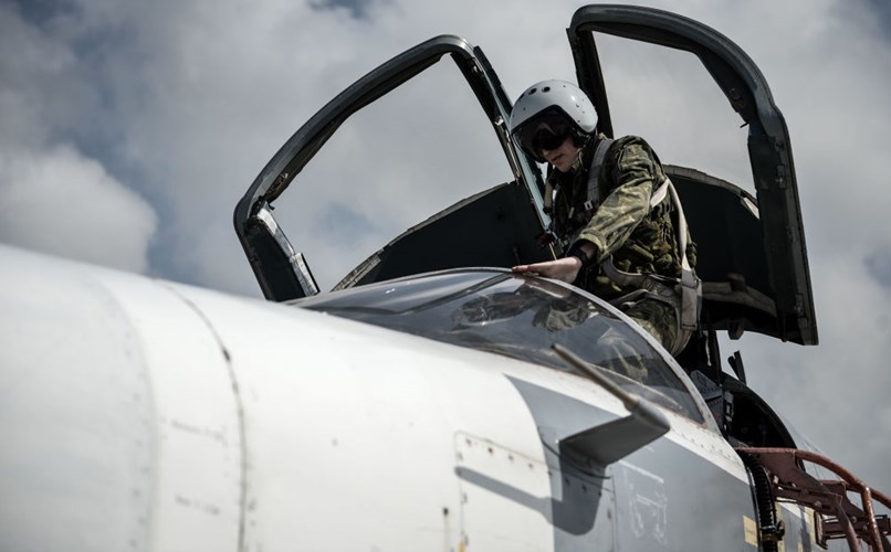 Phi công lái máy bay ném bom Su-24 Fencer chuẩn bị xuất kích từ căn cứ không quân Hmeymim ở Latakia, Syria. Ảnh Sputnik