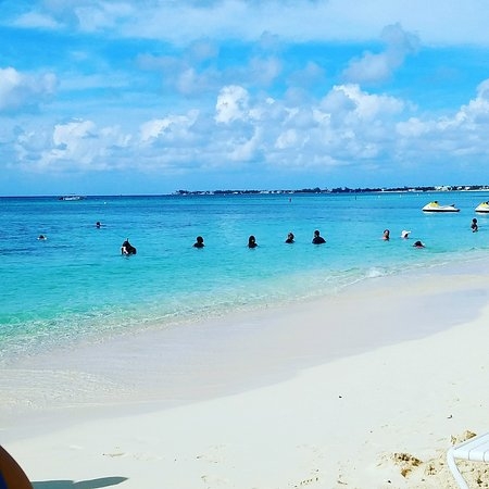 Bãi biển Seven Mile trên quần đảo Cayman gây ấn tượng với sự mến khách của người dân địa phương.