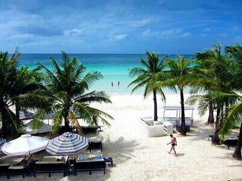 Bãi biển White ở Boracay, Philippines, đặc biệt phù hợp cho trẻ em và những người không biết bơi.“Nước ấm áp, dịu êm, bờ cát thoai thoải. Vô cùng thư giãn. Có lẽ đây là bãi biển đẹp nhất ở Châu Á.” Thời điểm lý tưởng nhất để du lịch: Tháng 12 - Tháng 5