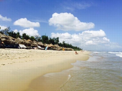 Theo nhận xét của  du khách trên Tripadvisor, bãi biển An Bàng có biển xanh, cát trắng, nắng vàng. Và thời điểm lý tưởng nhất để đến đây là từ tháng 5 đến tháng 9 hàng năm.