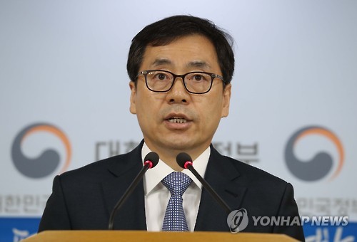 Ông Hong Kwon-heui, trưởng thư ký báo chí của Quyền Tổng thống Hwang. Ảnh: Yonhap