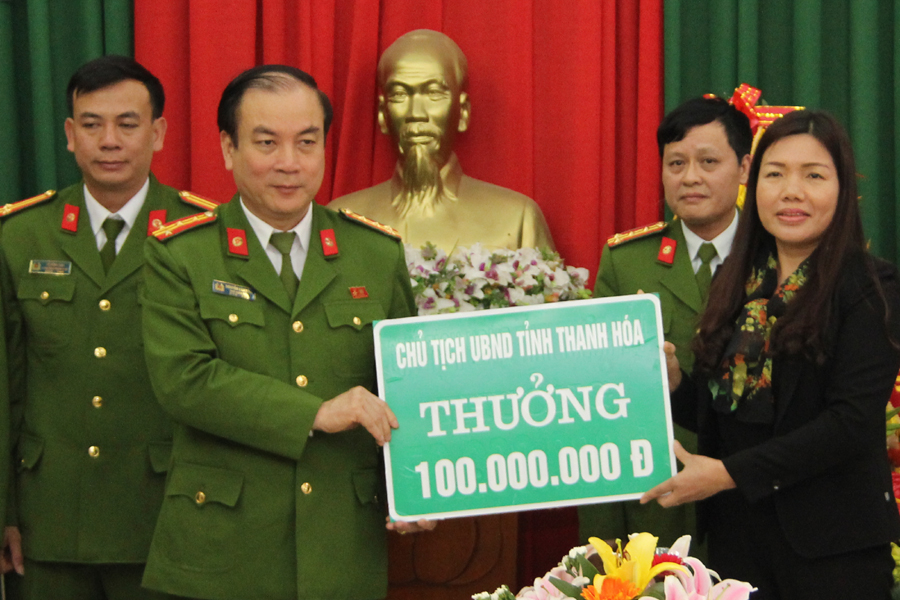 Đồng chí Lê Thị Thìn, Phó Chủ tịch UBND tỉnh trao thưởng cho Ban Chuyên án. Ảnh: CA Thanh Hóa
