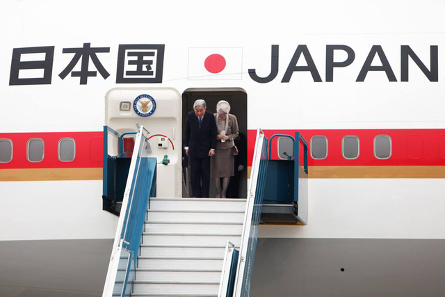 Nhà vua và Hoàng hậu Nhật Bản cúi mình thi lễ từ cửa máy bay