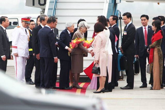 Phó Chủ tịch nước Đặng Thị Ngọc Thịnh đón Nhà vua và Hoàng hậu Nhật tại chân cầu thang máy bay.