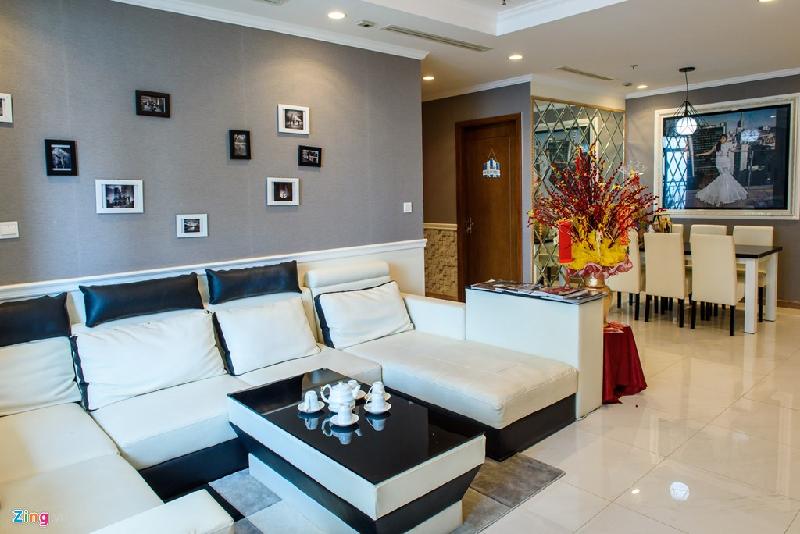 Phòng khách căn hộ được bài trí gọn gàng với tông trắng đen. Liền kề không gian dành cho khách mời là khu vực bếp và bàn ăn.