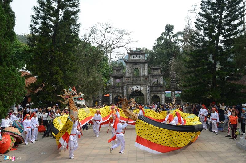 Sau lễ khai hội, các đội múa rồng, lân sư từng bừng biểu diễn trước sân chùa phục vụ khách tham quan.