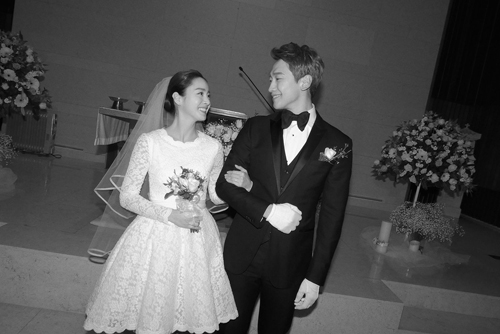 Váy cưới của Kim Tae Hee gây ấn tượng với mọi người.  Chia sẻ về chiếc váy cưới, Kim Tae Hee lựa chọn mặc váy trắng ngắn do chính cô thiết kế thay vì diện đồ của nhà tài trợ. Theo như chuyên viên trang điểm Jeong Saem Mul của Kim Tae Hee cho biết: 