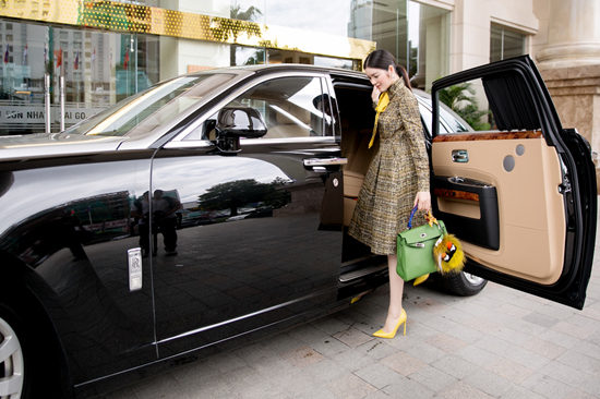 Còn đây là siêu xe Rolls-Royce dòng Ghost trị giá khoảng hơn 40 tỷ đồng mà nữ doanh nhân thường sử dụng khi đi sự kiện.