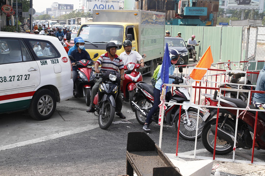 Rào chắn bắt đầu được dựng trên đường Trường Sơn, đoạn trước cổng sân bay Tân Sơn Nhất để phục vụ việc thi công