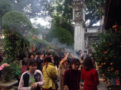 Bên ngoài khuôn viên chùa Trấn Quốc tấp nập người đến lễ.