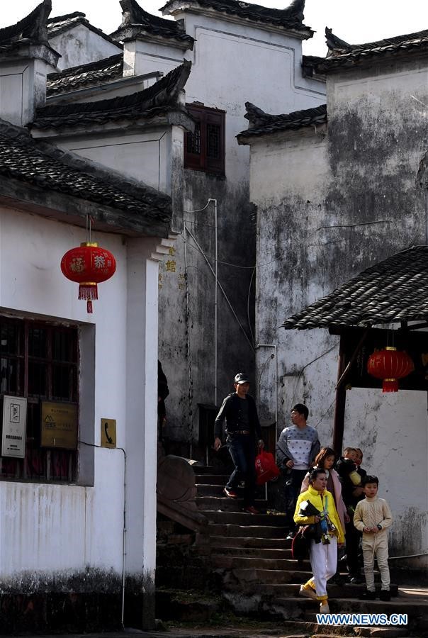 Làng Tề Vân Sơn được xây dựng trên núi Tề Vân, phía đông tỉnh An Huy (Trung Quốc). Khoảng 30 hộ gia đình sống ở đây, hầu hết làm dịch vụ du lịch.