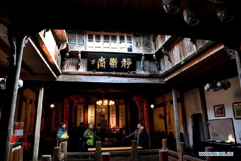Du khách tìm hiểu lịch sử và kiến trúc một ngôi nhà cổ trên phố Nguyệt Hoa.