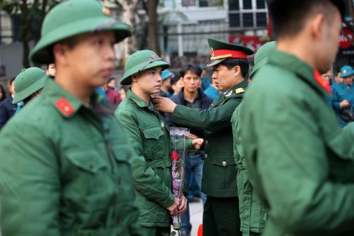 Cán bộ của CA Hà Nội đang gài cầu vai cho tân binh nhập ngũ thuộc lực lượng công an.