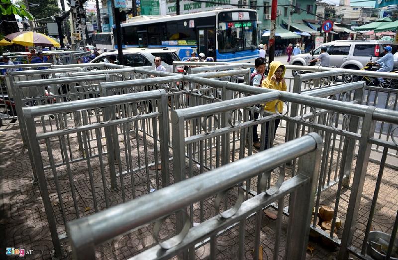 Tại lối ra vào cổng phụ đường Thuận Kiều, có đến 15 thanh chắn cao được lắp san sát nhau khiến người đi qua có cảm giác như bị mất hút hay như đang đi vào ma trận.