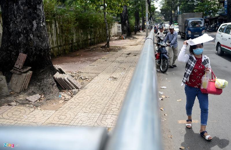 Phần vỉa hè đường Thuận Kiều để một khoảng trống vừa dùng giữ xe vừa dành cho người đi bộ nhưng lối vào 