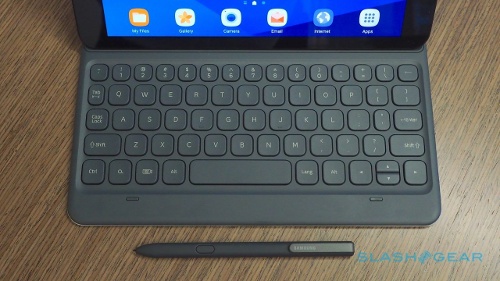Cuối cùng Galaxy Tab S3 là sự kết hợp tất cả các điểm mạnh của dòng máy tính bảng bao gồm: Bút S-Pen cho phép viết vẽ, sáng tạo không giới hạn và bàn phím Bluetooth giúp biết thiết bị thành laptop di động khi cần. 