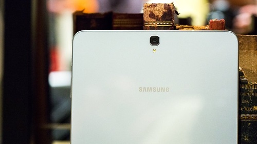Camera: Ngay cả khi camera không phải là thế mạnh của máy tính bảng thì Samsung cũng vẫn trang bị cho Galaxy Tab S3 phần cứng tốt. Mặt sau máy đi kèm camera chính 12 megapixel (nâng cấp từ 8 megapixel trên người tiền nhiệm), ống kính khẩu độ f/1.9. 