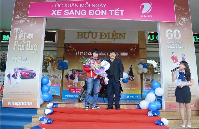 VNPT trao thưởng xe máy Liberty cho khách hàng Nguyễn Hùng Dũng.