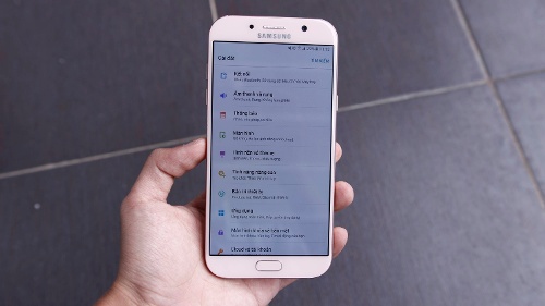 Bộ đôi Galaxy A 2017 có thiết kế tương đồng nhưng khác nhau về kích thước. Trong đó người anh Galaxy A7 2017 lớn hơn với kích thước màn hình 5,7 inch, trong khi người em Galaxy A5 2017 sở hữu màn nhỏ hơn 5,2 inch. Tuy nhiên màn hình của cả hai máy đều cùng độ phân giải Full HD 1.080p. Samsung Galaxy A7 2017 có kích thước màn hình 5,5 inch