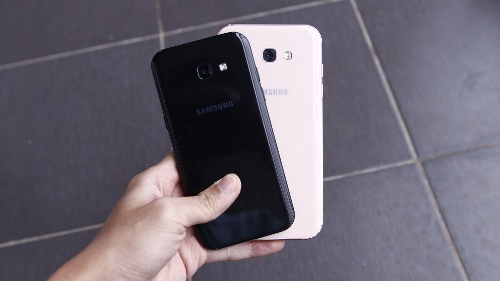 Samsung Galaxy A5 2017 (màu đen) và Galaxy A7 2017 (màu hồng) đều có thiết kế khung kim loại cứng cáp, hai mặt bằng kính cường lực, trong đó mặt lưng được bo cong ở các cạnh, tương tự như kiểu thiết kế của mẫu smartphone cao cấp Galaxy S7. 
