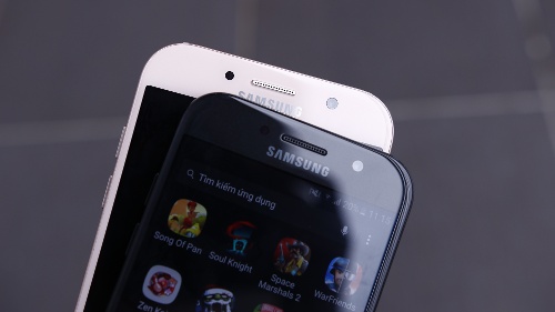 Tham gia cuộc đua smartphone chuyên selfie nên Samsung cũng trang bị camera trước cho cả hai máy giống hệt camera sau, với cùng cảm biến 16 megapixel và ống kính khẩu độ f/1.9 cho phép thu sáng nhiều hơn. 