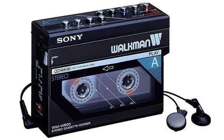 2. Đài Walkman: Được tung ra thị trường lần đầu vào năm 1979, đài nghe nhạc mini Sony Walkman đã tạo cuộc cách mạng cho người nghe nhạc cá nhân lúc bấy giờ bởi sự nhỏ gọn, thời trang, dễ dàng mang theo người và chất lượng âm thanh là tuyệt vời so với những chiếc đài casset lúc bấy giờ. Ngày nay, Sony vẫn sử dụng thương hiệu Walkman cho các sản phẩm audio của mình.