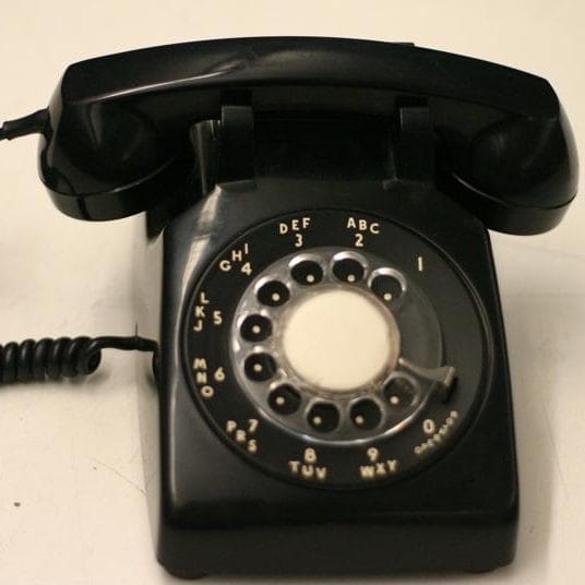 3. Điện thoại quay số: Trước thế hệ màn hình cảm ứng của điện thoại là thế hệ điện thoại với những nút bấm. Nhưng trước đó nữa là những chiếc điện thoại quay số theo vòng tròn, mỗi số ứng với một lỗ để bạn cho ngón tay vào quay theo chiều kim đồng hồ đến điểm mốc.