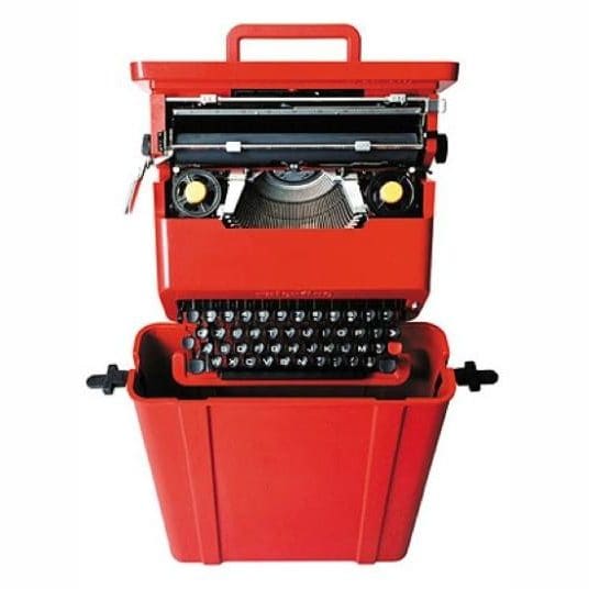 4. Máy đánh chữ: Chiếc máy đánh chữ đầu tiên ra đời vào thập niên những năm 1860s, tạo ra cuộc cách mạng về việc gõ văn bản thời bấy giờ. Máy không cần dùng điện. Chiếc máy này đã có chỗ đứng vững chắc trong lịch sử đến hơn 100 năm. Sau đó là thời đại của những bộ vi xử lý và máy tính cá nhân giúp việc gõ văn bản ngày càng trở nên dễ dàng hơn bao giờ hết.