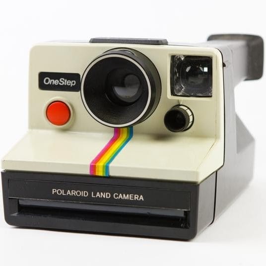 13. Máy in ảnh tức thị Polaroid: Được tìm thấy lần đầu tiên vào năm 1937, rất lâu trước khi những máy ảnh số ra đời. Máy in ảnh tức thì Polaroid cho phép thợ chụp ảnh có thể nhìn thấy sản phẩm của mình ngay lập tức.
