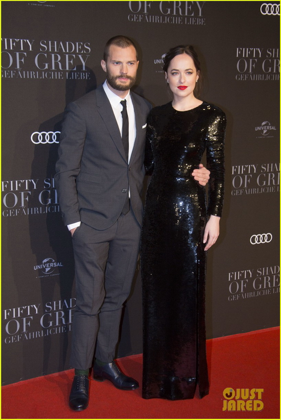 Phụ kiện thắt lưng và giày nâu là những điểm nhấn phá cách trong bộ vest của Jamie trên thảm đỏ buổi công chiếu tại Madrid