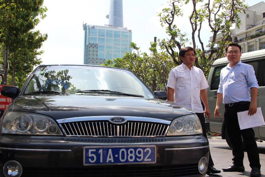 Trong ngày đầu tuần, 20-2, lực lượng chức năng đã cẩu xe ô tô đậu trên vỉa hè trước tòa nhà gần giao lộ Nam Quốc Cang - Nguyễn Trãi