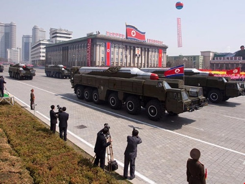 Tên lửa Musudan của Triều Tiên trong một cuộc diễu hành quân sự ở Bình Nhưỡng hồi tháng 4-2012. Ảnh: AFP