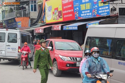 Lực lượng chức năng làm nhiệm vụ phân luồng giao thông, đảm bảo an ninh trật tự cho Lễ hội chùa Hương năm 2017.