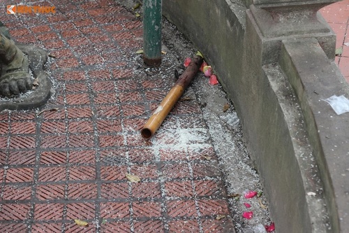 Gạo vứt trắng ở một góc, thậm chí điếu cày còn bị vứt linh tinh nằm ngay trong khu vực Lễ hội chùa Hương năm 2017.