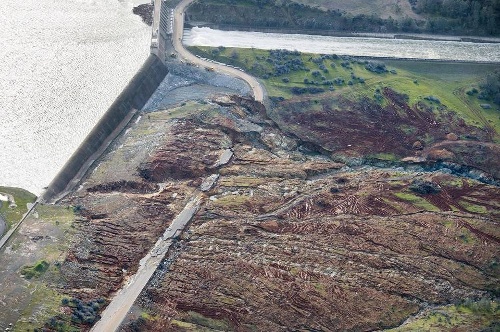 Đường xả khẩn cấp của đập Oroville bị đứt đoạn do xói mòn. 