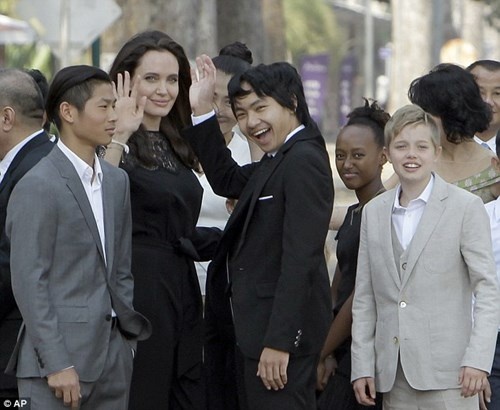 Trong lần quảng bá phim này, Angie đưa cả 6 con theo cùng, gồm có: Maddox 15 tuổi , Pax 13, Zahara 12, Shiloh lên 10 và cặp song sinh 8 tuổi Knox – Vivienne.