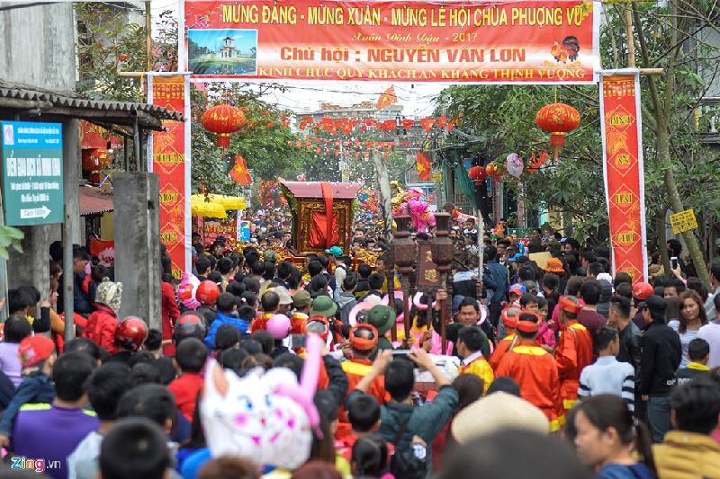 Lễ hội chùa Phượng Vũ (hay còn gọi là chùa Múa) khai mạc ngày 5/2 (mùng 9 tháng Giêng âm lịch) với sự tham dự của hàng nghìn du khách thập phương.