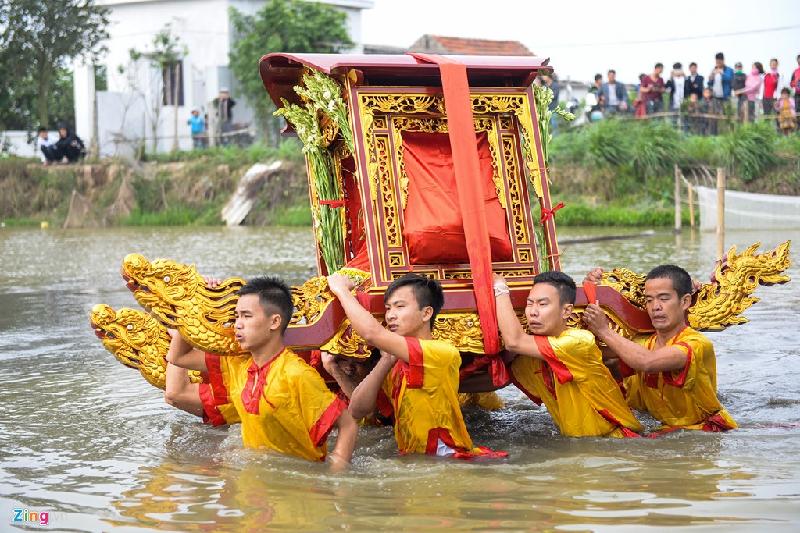Lễ rước kiệu chùa Múa có nghi thức quay kiệu và rước kiệu lội xuống sông quay liên tục dưới nước hàng tiếng đồng hồ kể cả thời tiết lạnh hay ấm.
