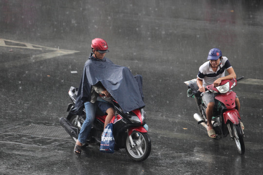 Cơn mưa lớn bất ngờ khiến nhiều người ướt sũng vì không chuẩn bị sẵn áo mưa