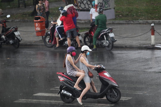 Nhiều người chấp nhận ướt vì không đem theo áo mưa...