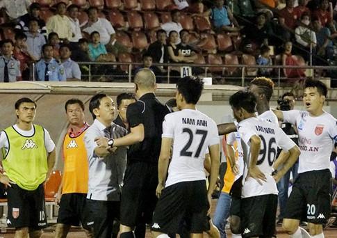Sai sót của trọng tài: Bệnh trầm kha của bóng đá Việt - ảnh 2